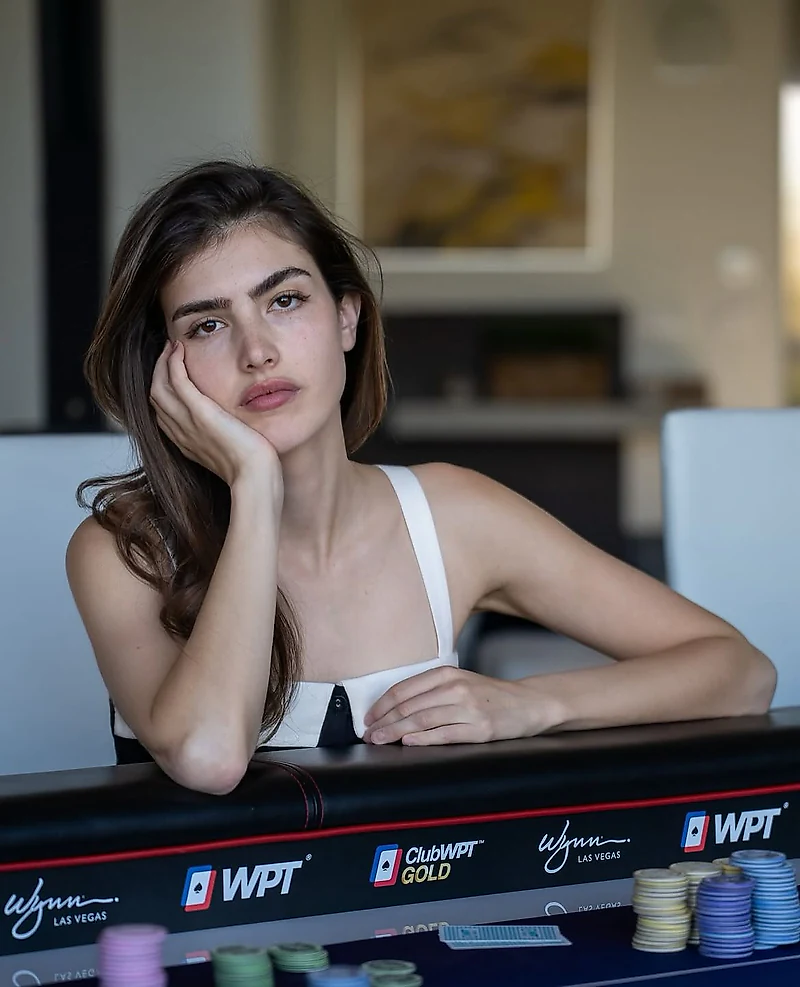 Alexandra Botez's hand photo