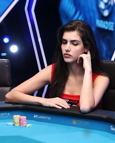 Alexandra Botez's hand photo
