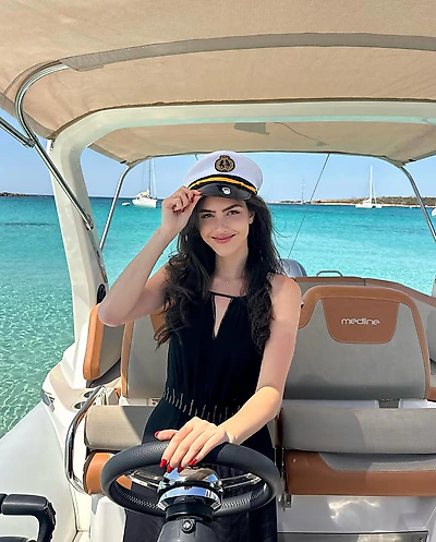 Alexandra Botez's hand photo