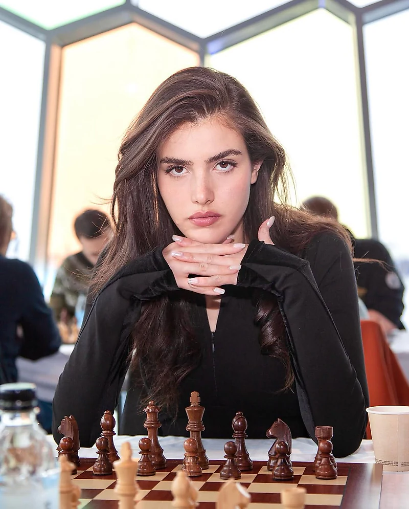 Alexandra Botez's hand photo