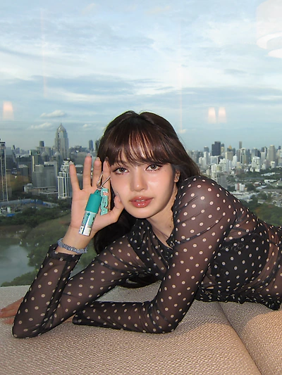 Blackpink Lisa's hand photo