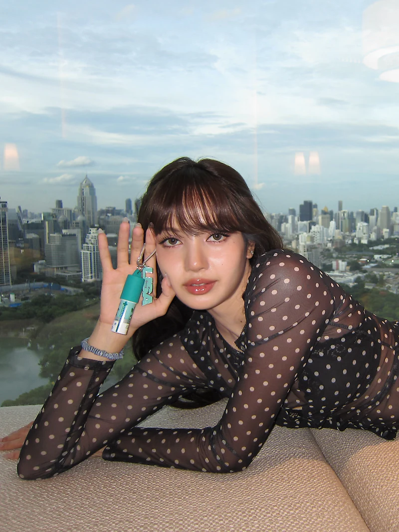 Blackpink Lisa's hand photo
