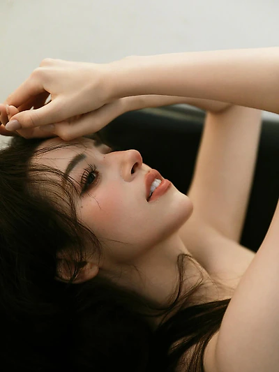 Imane Anys's hand photo