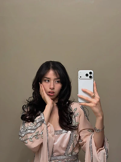 Imane Anys's hand photo