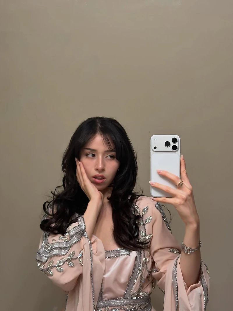 Imane Anys's hand photo