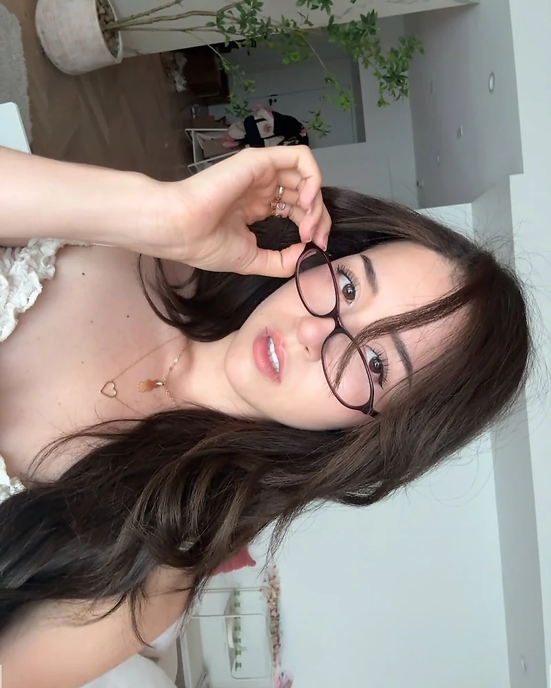 Imane Anys's hand photo
