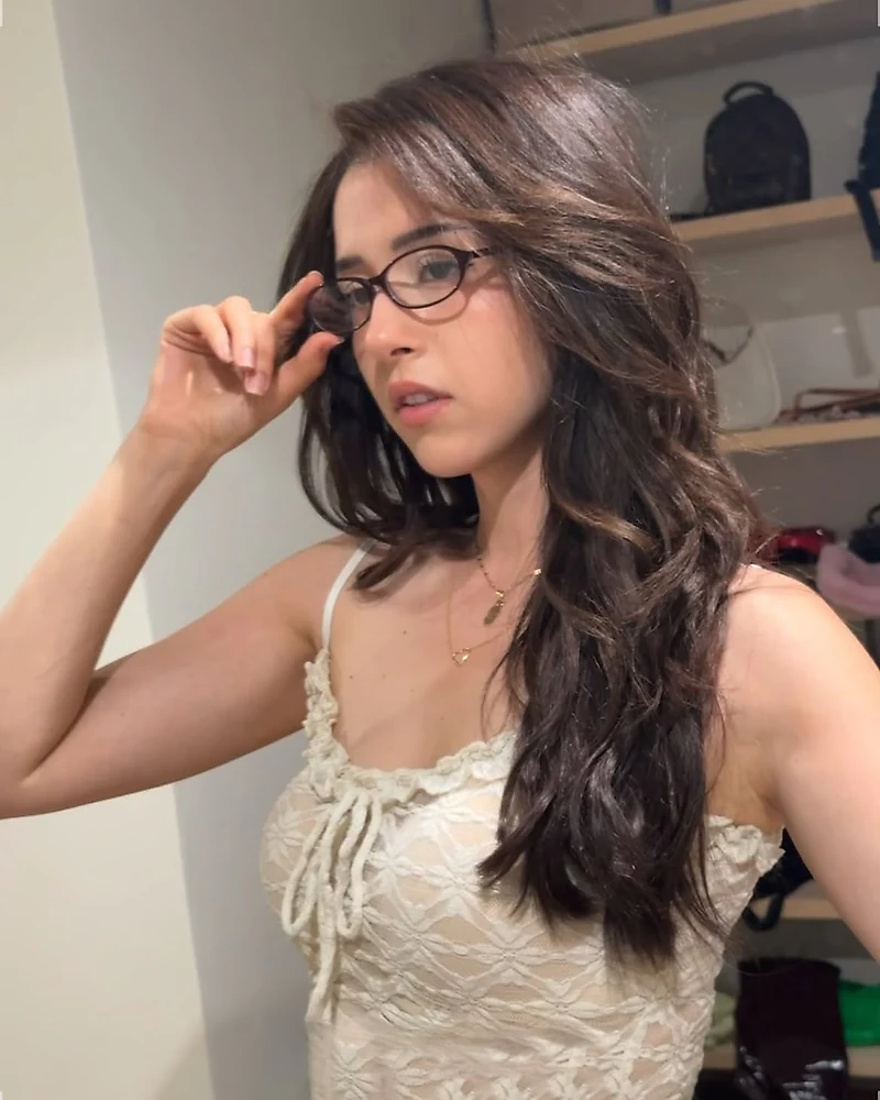 Imane Anys's hand photo