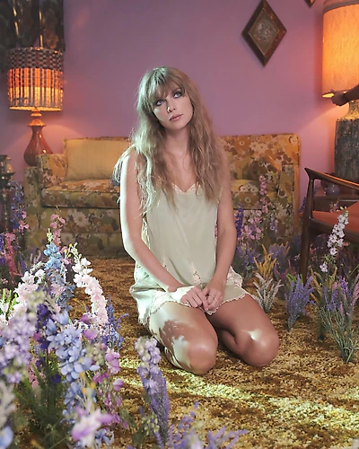 Taylor Swift's hand photo
