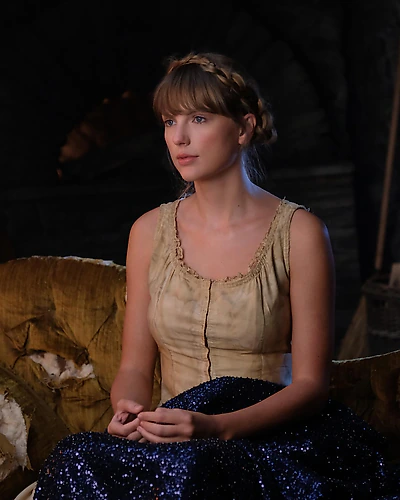 Taylor Swift's hand photo