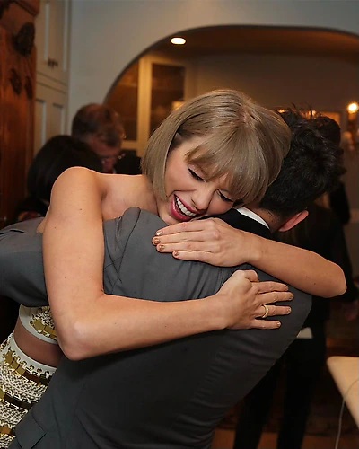 Taylor Swift's hand photo